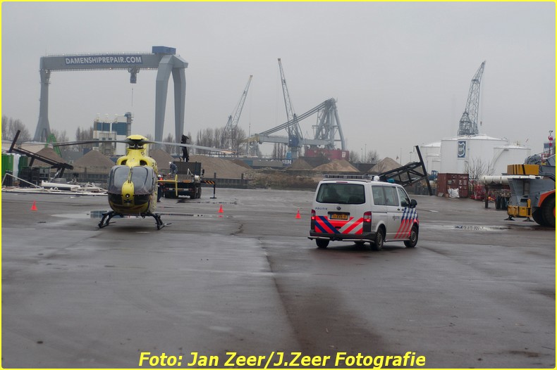 2013-12-17 Bedrijfsongeval HSM steel structures, Schiedam 042-BorderMaker