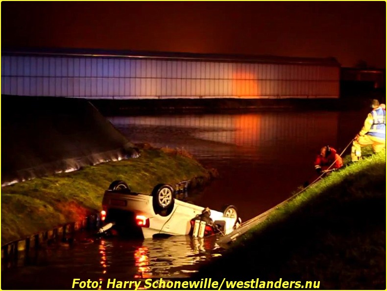Auto op zijn kop te water aan de Haakweg032-BorderMaker
