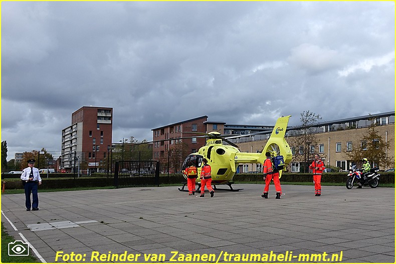 2014 10 20 RVZC20102014_Traumaheli_01_Drenkeling_uit_het_water_gehaald_Kagelinkkade_Amsterdam_Zuidoost (2)-BorderMaker