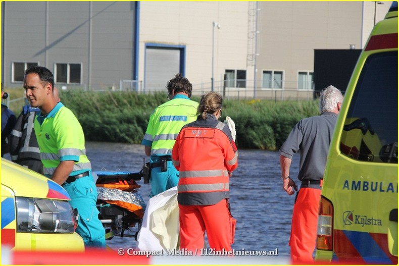 Bestuurster overleden bij auto te water aan de Loswal Drachten 17-BorderMaker