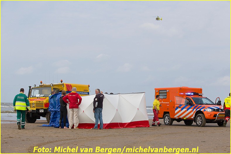 Zandvoort – De hulpdiensten zijn zondagmiddag massaal in actie gekomen nadat een man overboord was geslagen van een catamaran. Rond half twee werd er een grote zoekactie op touw gezet waarbij ondermeer de KNRM en de Reddingsbrigade aan deelnamen. Toen het slachtoffer uiteindelijk was gevonden is deze naar het strand gebracht. Terwijl het slachtoffer werd gereanimeerd werd rond tien over twee ook het traumateam erbij gehaald. Tijdens de hulpverlening kwam ook burgemeester Niek Meijer van Zandvoort naar het strand om zich te laten informeren over de situatie. Na een langdurige reanimatie is het slachtoffer naar een ambulance overgebracht waarna hij met spoed naar het ziekenhuis is overgebracht voor verdere behandeling. De toestand van het slachtoffer is kritiek.  Volgens onbevestigde berichten zou het slachtoffer een instructeur zijn.