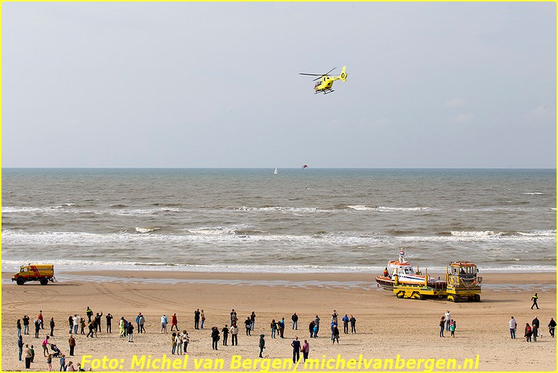 Zandvoort – De hulpdiensten zijn zondagmiddag massaal in actie gekomen nadat een man overboord was geslagen van een catamaran. Rond half twee werd er een grote zoekactie op touw gezet waarbij ondermeer de KNRM en de Reddingsbrigade aan deelnamen. Toen het slachtoffer uiteindelijk was gevonden is deze naar het strand gebracht. Terwijl het slachtoffer werd gereanimeerd werd rond tien over twee ook het traumateam erbij gehaald. Tijdens de hulpverlening kwam ook burgemeester Niek Meijer van Zandvoort naar het strand om zich te laten informeren over de situatie. Na een langdurige reanimatie is het slachtoffer naar een ambulance overgebracht waarna hij met spoed naar het ziekenhuis is overgebracht voor verdere behandeling. De toestand van het slachtoffer is kritiek.  Volgens onbevestigde berichten zou het slachtoffer een instructeur zijn.