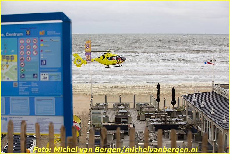 Zandvoort – Een man is dinsdagavond lelijk gewond geraakt bij een val in Zandvoort. De man kwam rond acht uur voor het Palace Hotel aan het Burgemeester van Fenemaplein in de badplaats ten val. Naast twee ambulances werd ook het traumateam uit Amsterdam opgeroepen om assistentie te verlenen. Het slachtoffer is door ambulancepersoneel gestabiliseerd terwijl de piloot van de traumahelikopter zijn toestel op het strand landde. Een trauma-arts is vervolgens door medewerkers van de reddingsbrigade naar de ambulance gereden zodat deze medische assistentie kon verlenen. Het slachtoffer is na de eerste zorg met spoed naar het ziekenhuis overgebracht. De fiets van het slachtoffer is door agenten met een busje meegenomen. Het is nog onduidelijk hoe de man precies ten val is gekomen omdat niemand het heeft zien gebeuren.