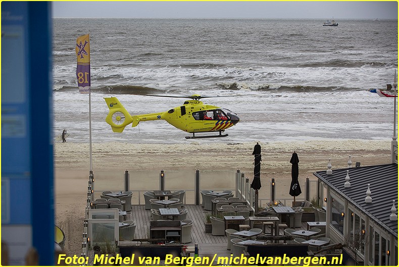 Zandvoort – Een man is dinsdagavond lelijk gewond geraakt bij een val in Zandvoort. De man kwam rond acht uur voor het Palace Hotel aan het Burgemeester van Fenemaplein in de badplaats ten val. Naast twee ambulances werd ook het traumateam uit Amsterdam opgeroepen om assistentie te verlenen. Het slachtoffer is door ambulancepersoneel gestabiliseerd terwijl de piloot van de traumahelikopter zijn toestel op het strand landde. Een trauma-arts is vervolgens door medewerkers van de reddingsbrigade naar de ambulance gereden zodat deze medische assistentie kon verlenen. Het slachtoffer is na de eerste zorg met spoed naar het ziekenhuis overgebracht. De fiets van het slachtoffer is door agenten met een busje meegenomen. Het is nog onduidelijk hoe de man precies ten val is gekomen omdat niemand het heeft zien gebeuren.