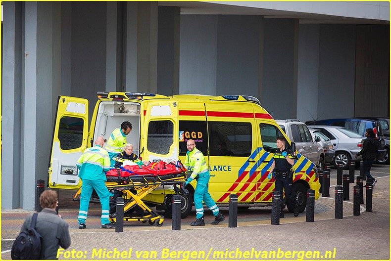 Zandvoort – Een man is dinsdagavond lelijk gewond geraakt bij een val in Zandvoort. De man kwam rond acht uur voor het Palace Hotel aan het Burgemeester van Fenemaplein in de badplaats ten val. Naast twee ambulances werd ook het traumateam uit Amsterdam opgeroepen om assistentie te verlenen. Het slachtoffer is door ambulancepersoneel gestabiliseerd terwijl de piloot van de traumahelikopter zijn toestel op het strand landde. Een trauma-arts is vervolgens door medewerkers van de reddingsbrigade naar de ambulance gereden zodat deze medische assistentie kon verlenen. Het slachtoffer is na de eerste zorg met spoed naar het ziekenhuis overgebracht. De fiets van het slachtoffer is door agenten met een busje meegenomen. Het is nog onduidelijk hoe de man precies ten val is gekomen omdat niemand het heeft zien gebeuren.