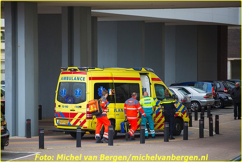 Zandvoort – Een man is dinsdagavond lelijk gewond geraakt bij een val in Zandvoort. De man kwam rond acht uur voor het Palace Hotel aan het Burgemeester van Fenemaplein in de badplaats ten val. Naast twee ambulances werd ook het traumateam uit Amsterdam opgeroepen om assistentie te verlenen. Het slachtoffer is door ambulancepersoneel gestabiliseerd terwijl de piloot van de traumahelikopter zijn toestel op het strand landde. Een trauma-arts is vervolgens door medewerkers van de reddingsbrigade naar de ambulance gereden zodat deze medische assistentie kon verlenen. Het slachtoffer is na de eerste zorg met spoed naar het ziekenhuis overgebracht. De fiets van het slachtoffer is door agenten met een busje meegenomen. Het is nog onduidelijk hoe de man precies ten val is gekomen omdat niemand het heeft zien gebeuren.