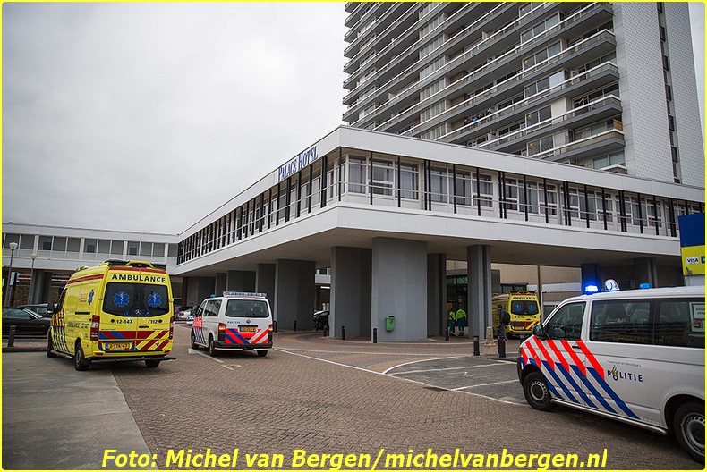 Zandvoort – Een man is dinsdagavond lelijk gewond geraakt bij een val in Zandvoort. De man kwam rond acht uur voor het Palace Hotel aan het Burgemeester van Fenemaplein in de badplaats ten val. Naast twee ambulances werd ook het traumateam uit Amsterdam opgeroepen om assistentie te verlenen. Het slachtoffer is door ambulancepersoneel gestabiliseerd terwijl de piloot van de traumahelikopter zijn toestel op het strand landde. Een trauma-arts is vervolgens door medewerkers van de reddingsbrigade naar de ambulance gereden zodat deze medische assistentie kon verlenen. Het slachtoffer is na de eerste zorg met spoed naar het ziekenhuis overgebracht. De fiets van het slachtoffer is door agenten met een busje meegenomen. Het is nog onduidelijk hoe de man precies ten val is gekomen omdat niemand het heeft zien gebeuren.