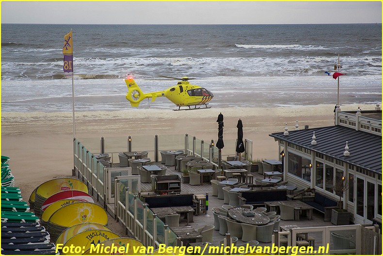 Zandvoort – Een man is dinsdagavond lelijk gewond geraakt bij een val in Zandvoort. De man kwam rond acht uur voor het Palace Hotel aan het Burgemeester van Fenemaplein in de badplaats ten val. Naast twee ambulances werd ook het traumateam uit Amsterdam opgeroepen om assistentie te verlenen. Het slachtoffer is door ambulancepersoneel gestabiliseerd terwijl de piloot van de traumahelikopter zijn toestel op het strand landde. Een trauma-arts is vervolgens door medewerkers van de reddingsbrigade naar de ambulance gereden zodat deze medische assistentie kon verlenen. Het slachtoffer is na de eerste zorg met spoed naar het ziekenhuis overgebracht. De fiets van het slachtoffer is door agenten met een busje meegenomen. Het is nog onduidelijk hoe de man precies ten val is gekomen omdat niemand het heeft zien gebeuren.