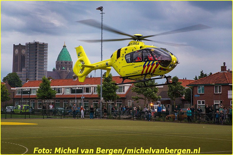 Haarlem – De hulpdiensten zijn dinsdagavond groots uitgerukt voor een incident in de Haarlem-West. Rond kwart voor negen was er in een woning aan de Zonnebloemstraat medische assistentie nodig. Naast brandweer, politie en ambulance werd ook het traumateam ingezet. De helikopter landde op een sportveld aan de Van Oosten de Bruijnstraat. Veel buurtbewoners waren op de sirene’s van de hulpdiensten en het geluid van de traumahelikopter naar buiten gekomen om te kijken wat er aan de hand was. Nadat het slachtoffer door de brandweer uit de woning was gehaald en naar het ziekenhuis was overgebracht vertrok de helikopter weer onder veel bekijks van buurtbewoners.