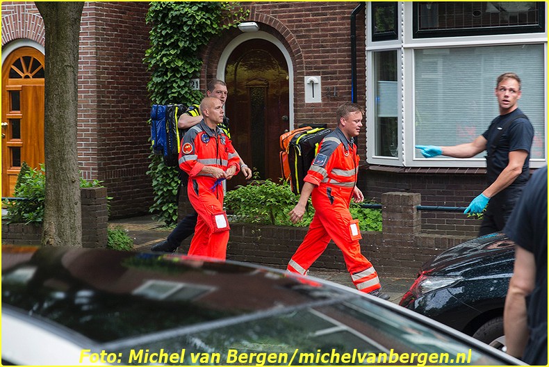 Haarlem – De hulpdiensten zijn dinsdagavond groots uitgerukt voor een incident in de Haarlem-West. Rond kwart voor negen was er in een woning aan de Zonnebloemstraat medische assistentie nodig. Naast brandweer, politie en ambulance werd ook het traumateam ingezet. De helikopter landde op een sportveld aan de Van Oosten de Bruijnstraat. Veel buurtbewoners waren op de sirene’s van de hulpdiensten en het geluid van de traumahelikopter naar buiten gekomen om te kijken wat er aan de hand was. Nadat het slachtoffer door de brandweer uit de woning was gehaald en naar het ziekenhuis was overgebracht vertrok de helikopter weer onder veel bekijks van buurtbewoners.