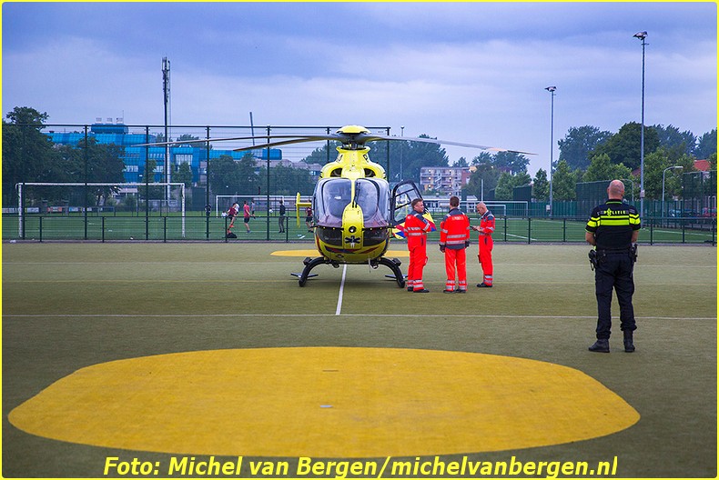 Haarlem – De hulpdiensten zijn dinsdagavond groots uitgerukt voor een incident in de Haarlem-West. Rond kwart voor negen was er in een woning aan de Zonnebloemstraat medische assistentie nodig. Naast brandweer, politie en ambulance werd ook het traumateam ingezet. De helikopter landde op een sportveld aan de Van Oosten de Bruijnstraat. Veel buurtbewoners waren op de sirene’s van de hulpdiensten en het geluid van de traumahelikopter naar buiten gekomen om te kijken wat er aan de hand was. Nadat het slachtoffer door de brandweer uit de woning was gehaald en naar het ziekenhuis was overgebracht vertrok de helikopter weer onder veel bekijks van buurtbewoners.