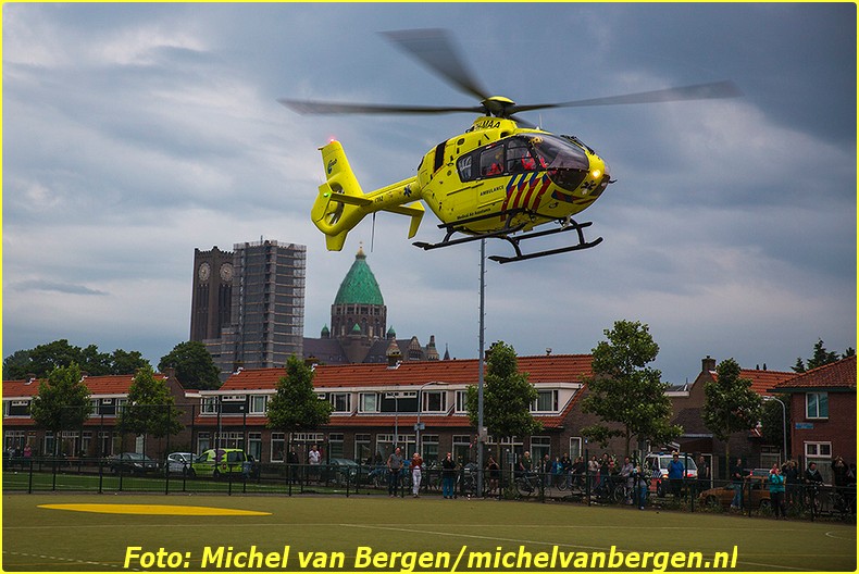 Haarlem – De hulpdiensten zijn dinsdagavond groots uitgerukt voor een incident in de Haarlem-West. Rond kwart voor negen was er in een woning aan de Zonnebloemstraat medische assistentie nodig. Naast brandweer, politie en ambulance werd ook het traumateam ingezet. De helikopter landde op een sportveld aan de Van Oosten de Bruijnstraat. Veel buurtbewoners waren op de sirene’s van de hulpdiensten en het geluid van de traumahelikopter naar buiten gekomen om te kijken wat er aan de hand was. Nadat het slachtoffer door de brandweer uit de woning was gehaald en naar het ziekenhuis was overgebracht vertrok de helikopter weer onder veel bekijks van buurtbewoners.