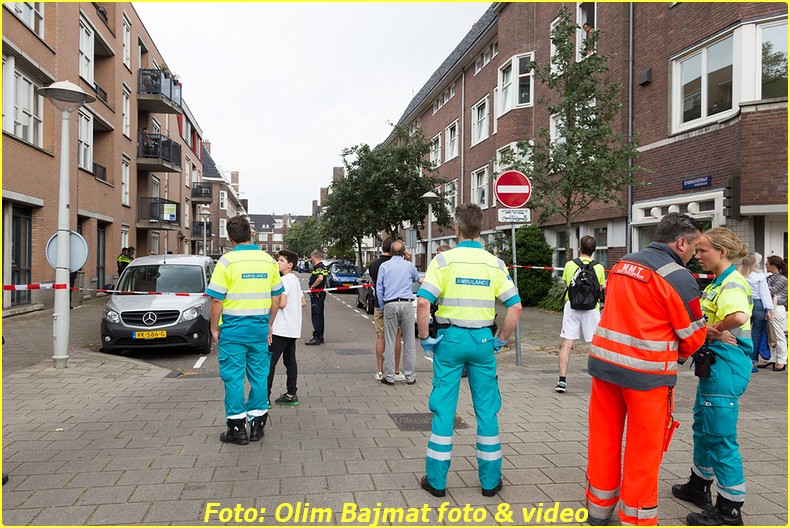AMSTERDAM - Op vrijdagmiddag 22 juli 2016 zijn rond 12.40 uur een baby van 11 maanden oud en de vader van 32 jaar oud overleden na een sprong uit een raam van een woning in de Eendrachtstraat in Amsterdam. Omdat in de woning mogelijk een handgranaat achtergebleven was zijn woningen in de directe omgeving ontruimd en de bewoners opgevangen in de Rai en het Stadsdeelkantoor. Daarna zijn specialisten van de Explosieven Opruimgsdienst binnengegaan. In de woning van waaruit mogelijk gesprongen was werd de vermoedelijk moeder van de gesprongen en overleden man aangetroffen. Onderzoek moet uitwijzen hoe zij om het leven is gekomen. In de woning is een handgranaat aangetroffen en die is door de EOD ontmanteld en veiliggesteld. Het incident begon toen de moeder haar zoontje van 11 maanden oud wilde ophalen bij zijn oma in de Eendrachtstraat. In de woning was haar ex, de vader van hun zoontje aanwezig. Bij binnenkomst van de vrouw draaide de vader van hun kind door en haalde hij een handgranaat tevoorschijn en trok zijn ex een kamer in. De vrouw en moeder van de baby wist de woning te ontvluchten. Direct werd de politie geïnformeerd en die direct ter plaatse ging. In een dergelijk geval wordt ook het arrestatieteam en onderhandelaars gealarmeerd. Korte tijd later is de man met de baby uit het raam gesprongen met voor beiden fatale gevolgen. Omdat er zeer vermoedelijk een handgranaat op scherp lag in de woning moest men zeer voorzichtig de woning betreden. De moeder is opgevangen door politiemensen en overgebracht naar een politiebureau. (Bron: Politie.nl) NOVUM COPYRIGHT OLIM BAJMAT