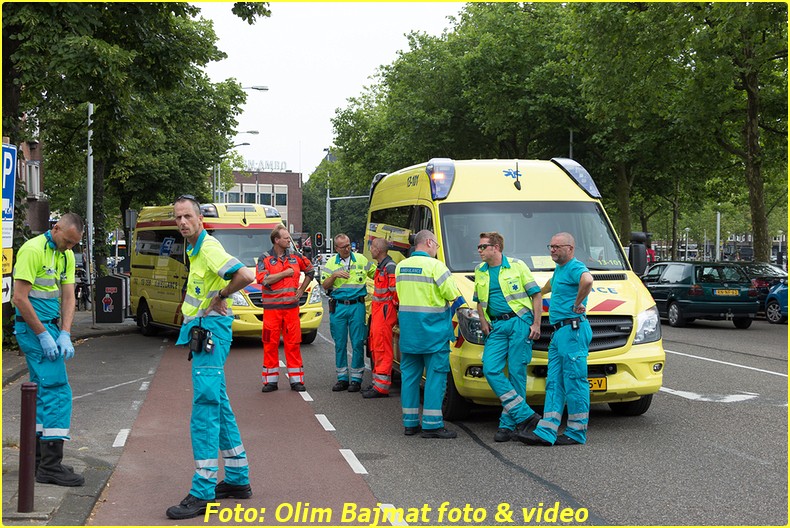 AMSTERDAM - Op vrijdagmiddag 22 juli 2016 zijn rond 12.40 uur een baby van 11 maanden oud en de vader van 32 jaar oud overleden na een sprong uit een raam van een woning in de Eendrachtstraat in Amsterdam. Omdat in de woning mogelijk een handgranaat achtergebleven was zijn woningen in de directe omgeving ontruimd en de bewoners opgevangen in de Rai en het Stadsdeelkantoor. Daarna zijn specialisten van de Explosieven Opruimgsdienst binnengegaan. In de woning van waaruit mogelijk gesprongen was werd de vermoedelijk moeder van de gesprongen en overleden man aangetroffen. Onderzoek moet uitwijzen hoe zij om het leven is gekomen. In de woning is een handgranaat aangetroffen en die is door de EOD ontmanteld en veiliggesteld. Het incident begon toen de moeder haar zoontje van 11 maanden oud wilde ophalen bij zijn oma in de Eendrachtstraat. In de woning was haar ex, de vader van hun zoontje aanwezig. Bij binnenkomst van de vrouw draaide de vader van hun kind door en haalde hij een handgranaat tevoorschijn en trok zijn ex een kamer in. De vrouw en moeder van de baby wist de woning te ontvluchten. Direct werd de politie geïnformeerd en die direct ter plaatse ging. In een dergelijk geval wordt ook het arrestatieteam en onderhandelaars gealarmeerd. Korte tijd later is de man met de baby uit het raam gesprongen met voor beiden fatale gevolgen. Omdat er zeer vermoedelijk een handgranaat op scherp lag in de woning moest men zeer voorzichtig de woning betreden. De moeder is opgevangen door politiemensen en overgebracht naar een politiebureau. (Bron: Politie.nl) NOVUM COPYRIGHT OLIM BAJMAT
