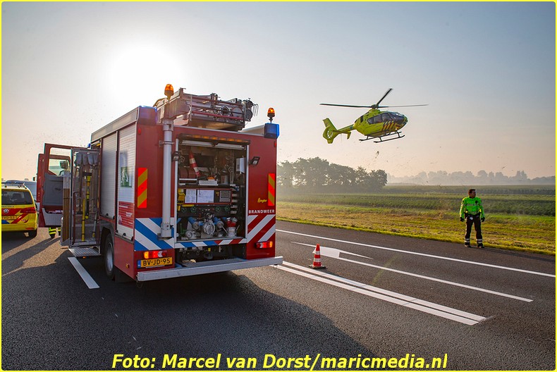 TERHEIJDEN - Op de A59 hebben vrijdagochtend rond acht uur twee botsingen met een vrachtwagen plaatsgevonden ter hoogte van Terheijden. Het tweede ongeval vond plaats in de file van het eerste ongeval. Bij het tweede ongeval is een bestuurder zwaargewond geraakt. De snelweg richting Oss is afgesloten tot elf uur, meldt de VID.