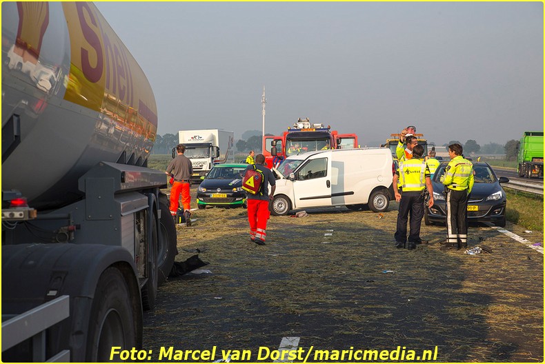 TERHEIJDEN - Op de A59 hebben vrijdagochtend rond acht uur twee botsingen met een vrachtwagen plaatsgevonden ter hoogte van Terheijden. Het tweede ongeval vond plaats in de file van het eerste ongeval. Bij het tweede ongeval is een bestuurder zwaargewond geraakt. De snelweg richting Oss is afgesloten tot elf uur, meldt de VID.