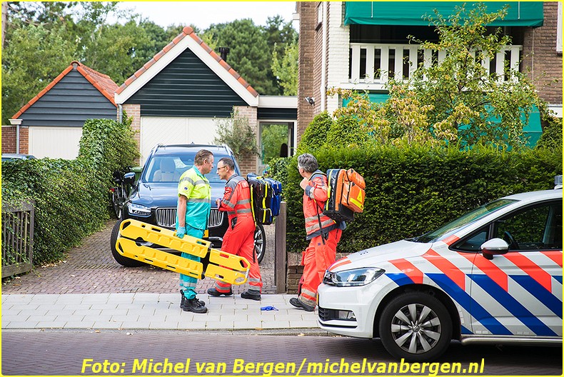 Bennebroek – Een man is vrijdagmiddag ernstig gewond geraakt nadat hij in de tuin aan het werk was geweest. De man was rond kwart over twaalf bezig met een zonnescherm toen de trap waarop hij stond weg gleed en hij hard naar beneden viel. Twee ambulances en een traumateam werden met spoed naar de Bennebroekerdreef opgeroepen om hulp te komen bieden. De man is door ambulancepersoneel gestabiliseerd waarna hij met spoed naar het ziekenhuis is overgebracht voor verdere behandeling. De opgeroepen trauma-arts is in de ambulance meegereden naar het ziekenhuis.