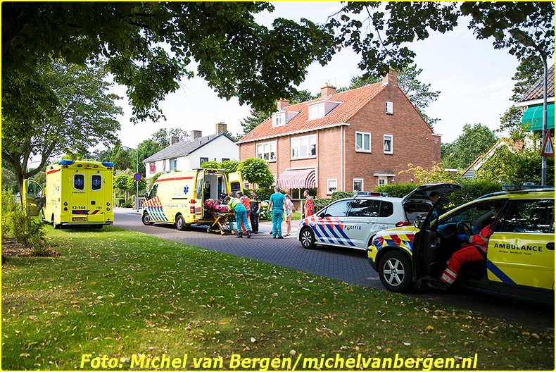 Bennebroek – Een man is vrijdagmiddag ernstig gewond geraakt nadat hij in de tuin aan het werk was geweest. De man was rond kwart over twaalf bezig met een zonnescherm toen de trap waarop hij stond weg gleed en hij hard naar beneden viel. Twee ambulances en een traumateam werden met spoed naar de Bennebroekerdreef opgeroepen om hulp te komen bieden. De man is door ambulancepersoneel gestabiliseerd waarna hij met spoed naar het ziekenhuis is overgebracht voor verdere behandeling. De opgeroepen trauma-arts is in de ambulance meegereden naar het ziekenhuis.