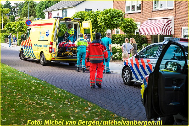 Bennebroek – Een man is vrijdagmiddag ernstig gewond geraakt nadat hij in de tuin aan het werk was geweest. De man was rond kwart over twaalf bezig met een zonnescherm toen de trap waarop hij stond weg gleed en hij hard naar beneden viel. Twee ambulances en een traumateam werden met spoed naar de Bennebroekerdreef opgeroepen om hulp te komen bieden. De man is door ambulancepersoneel gestabiliseerd waarna hij met spoed naar het ziekenhuis is overgebracht voor verdere behandeling. De opgeroepen trauma-arts is in de ambulance meegereden naar het ziekenhuis.
