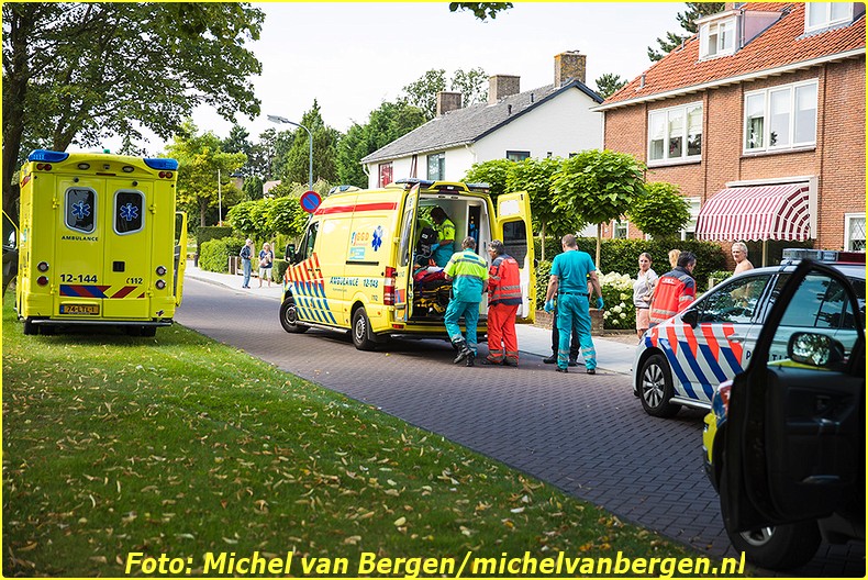 Bennebroek – Een man is vrijdagmiddag ernstig gewond geraakt nadat hij in de tuin aan het werk was geweest. De man was rond kwart over twaalf bezig met een zonnescherm toen de trap waarop hij stond weg gleed en hij hard naar beneden viel. Twee ambulances en een traumateam werden met spoed naar de Bennebroekerdreef opgeroepen om hulp te komen bieden. De man is door ambulancepersoneel gestabiliseerd waarna hij met spoed naar het ziekenhuis is overgebracht voor verdere behandeling. De opgeroepen trauma-arts is in de ambulance meegereden naar het ziekenhuis.