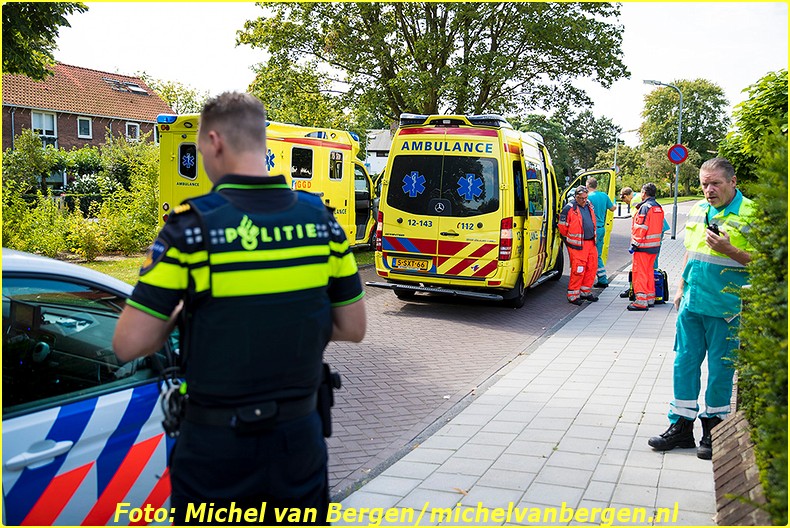 Bennebroek – Een man is vrijdagmiddag ernstig gewond geraakt nadat hij in de tuin aan het werk was geweest. De man was rond kwart over twaalf bezig met een zonnescherm toen de trap waarop hij stond weg gleed en hij hard naar beneden viel. Twee ambulances en een traumateam werden met spoed naar de Bennebroekerdreef opgeroepen om hulp te komen bieden. De man is door ambulancepersoneel gestabiliseerd waarna hij met spoed naar het ziekenhuis is overgebracht voor verdere behandeling. De opgeroepen trauma-arts is in de ambulance meegereden naar het ziekenhuis.