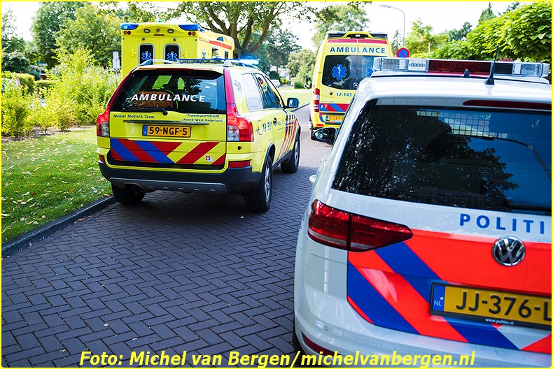 Bennebroek – Een man is vrijdagmiddag ernstig gewond geraakt nadat hij in de tuin aan het werk was geweest. De man was rond kwart over twaalf bezig met een zonnescherm toen de trap waarop hij stond weg gleed en hij hard naar beneden viel. Twee ambulances en een traumateam werden met spoed naar de Bennebroekerdreef opgeroepen om hulp te komen bieden. De man is door ambulancepersoneel gestabiliseerd waarna hij met spoed naar het ziekenhuis is overgebracht voor verdere behandeling. De opgeroepen trauma-arts is in de ambulance meegereden naar het ziekenhuis.
