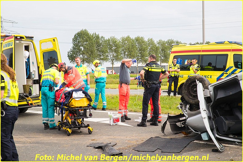 Vijfhuizen – Een bestuurder van een auto is zaterdagmiddag gewond geraakt bij een ernstig ongeval op de Drie Merenweg (205) bij Vijfhuizen. Rond kwart voor twee ging het mis vlak voor de verkeerslichten met de Vijfhuizerweg. De auto raakte van de weg, botste tegen een lantaarnpaal en kwam op zijn kop op de andere weghelft tot stilstand. Diverse hulpdiensten, waaronder een traumahelikopter, werden ingezet om hulp te bieden. Het slachtoffer is door de brandweer uit zijn benarde positie bevrijd waarna hij door ambulancepersoneel en een trauma-arts werd opgevangen. Na de nodige zorg is hij met spoed naar het ziekenhuis vervoerd voor verdere behandeling. Door het ongeval was de N205 richting Nieuw-Vennep gestremd voor verkeer. Automobilisten aan beide kanten van de N205 ondervonden veel hinder door de aanrijding. De verkeersongevallenanalyse (VOA) is een onderzoek gestart naar de toedracht van het ongeval. Bij het ongeval was ook nog een andere personenwagen betroffen.