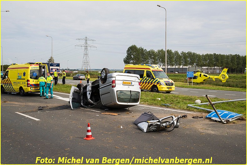Vijfhuizen – Een bestuurder van een auto is zaterdagmiddag gewond geraakt bij een ernstig ongeval op de Drie Merenweg (205) bij Vijfhuizen. Rond kwart voor twee ging het mis vlak voor de verkeerslichten met de Vijfhuizerweg. De auto raakte van de weg, botste tegen een lantaarnpaal en kwam op zijn kop op de andere weghelft tot stilstand. Diverse hulpdiensten, waaronder een traumahelikopter, werden ingezet om hulp te bieden. Het slachtoffer is door de brandweer uit zijn benarde positie bevrijd waarna hij door ambulancepersoneel en een trauma-arts werd opgevangen. Na de nodige zorg is hij met spoed naar het ziekenhuis vervoerd voor verdere behandeling. Door het ongeval was de N205 richting Nieuw-Vennep gestremd voor verkeer. Automobilisten aan beide kanten van de N205 ondervonden veel hinder door de aanrijding. De verkeersongevallenanalyse (VOA) is een onderzoek gestart naar de toedracht van het ongeval. Bij het ongeval was ook nog een andere personenwagen betroffen.