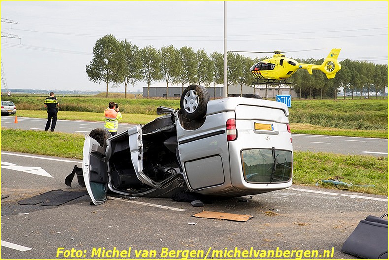 Vijfhuizen – Een bestuurder van een auto is zaterdagmiddag gewond geraakt bij een ernstig ongeval op de Drie Merenweg (205) bij Vijfhuizen. Rond kwart voor twee ging het mis vlak voor de verkeerslichten met de Vijfhuizerweg. De auto raakte van de weg, botste tegen een lantaarnpaal en kwam op zijn kop op de andere weghelft tot stilstand. Diverse hulpdiensten, waaronder een traumahelikopter, werden ingezet om hulp te bieden. Het slachtoffer is door de brandweer uit zijn benarde positie bevrijd waarna hij door ambulancepersoneel en een trauma-arts werd opgevangen. Na de nodige zorg is hij met spoed naar het ziekenhuis vervoerd voor verdere behandeling. Door het ongeval was de N205 richting Nieuw-Vennep gestremd voor verkeer. Automobilisten aan beide kanten van de N205 ondervonden veel hinder door de aanrijding. De verkeersongevallenanalyse (VOA) is een onderzoek gestart naar de toedracht van het ongeval. Bij het ongeval was ook nog een andere personenwagen betroffen.