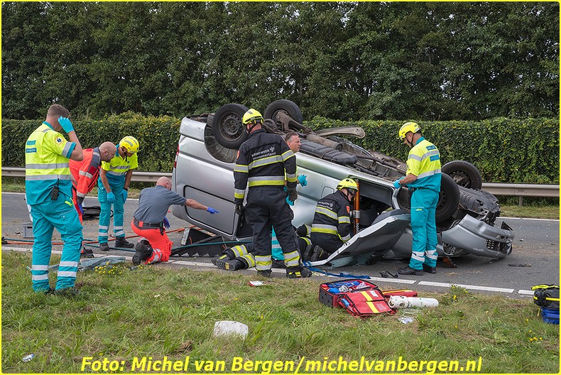 Vijfhuizen – Een bestuurder van een auto is zaterdagmiddag gewond geraakt bij een ernstig ongeval op de Drie Merenweg (205) bij Vijfhuizen. Rond kwart voor twee ging het mis vlak voor de verkeerslichten met de Vijfhuizerweg. De auto raakte van de weg, botste tegen een lantaarnpaal en kwam op zijn kop op de andere weghelft tot stilstand. Diverse hulpdiensten, waaronder een traumahelikopter, werden ingezet om hulp te bieden. Het slachtoffer is door de brandweer uit zijn benarde positie bevrijd waarna hij door ambulancepersoneel en een trauma-arts werd opgevangen. Na de nodige zorg is hij met spoed naar het ziekenhuis vervoerd voor verdere behandeling. Door het ongeval was de N205 richting Nieuw-Vennep gestremd voor verkeer. Automobilisten aan beide kanten van de N205 ondervonden veel hinder door de aanrijding. De verkeersongevallenanalyse (VOA) is een onderzoek gestart naar de toedracht van het ongeval. Bij het ongeval was ook nog een andere personenwagen betroffen.