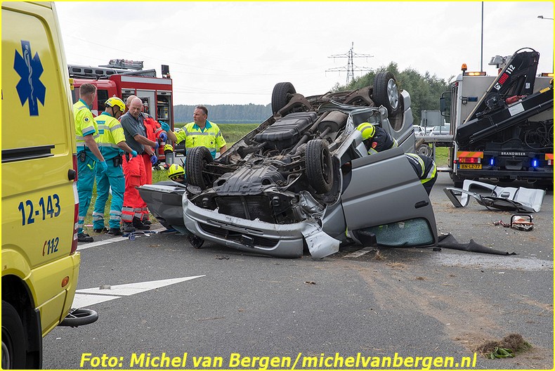 Vijfhuizen – Een bestuurder van een auto is zaterdagmiddag gewond geraakt bij een ernstig ongeval op de Drie Merenweg (205) bij Vijfhuizen. Rond kwart voor twee ging het mis vlak voor de verkeerslichten met de Vijfhuizerweg. De auto raakte van de weg, botste tegen een lantaarnpaal en kwam op zijn kop op de andere weghelft tot stilstand. Diverse hulpdiensten, waaronder een traumahelikopter, werden ingezet om hulp te bieden. Het slachtoffer is door de brandweer uit zijn benarde positie bevrijd waarna hij door ambulancepersoneel en een trauma-arts werd opgevangen. Na de nodige zorg is hij met spoed naar het ziekenhuis vervoerd voor verdere behandeling. Door het ongeval was de N205 richting Nieuw-Vennep gestremd voor verkeer. Automobilisten aan beide kanten van de N205 ondervonden veel hinder door de aanrijding. De verkeersongevallenanalyse (VOA) is een onderzoek gestart naar de toedracht van het ongeval. Bij het ongeval was ook nog een andere personenwagen betroffen.
