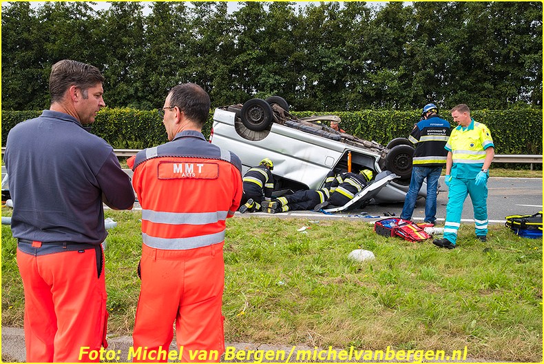 Vijfhuizen – Een bestuurder van een auto is zaterdagmiddag gewond geraakt bij een ernstig ongeval op de Drie Merenweg (205) bij Vijfhuizen. Rond kwart voor twee ging het mis vlak voor de verkeerslichten met de Vijfhuizerweg. De auto raakte van de weg, botste tegen een lantaarnpaal en kwam op zijn kop op de andere weghelft tot stilstand. Diverse hulpdiensten, waaronder een traumahelikopter, werden ingezet om hulp te bieden. Het slachtoffer is door de brandweer uit zijn benarde positie bevrijd waarna hij door ambulancepersoneel en een trauma-arts werd opgevangen. Na de nodige zorg is hij met spoed naar het ziekenhuis vervoerd voor verdere behandeling. Door het ongeval was de N205 richting Nieuw-Vennep gestremd voor verkeer. Automobilisten aan beide kanten van de N205 ondervonden veel hinder door de aanrijding. De verkeersongevallenanalyse (VOA) is een onderzoek gestart naar de toedracht van het ongeval. Bij het ongeval was ook nog een andere personenwagen betroffen.