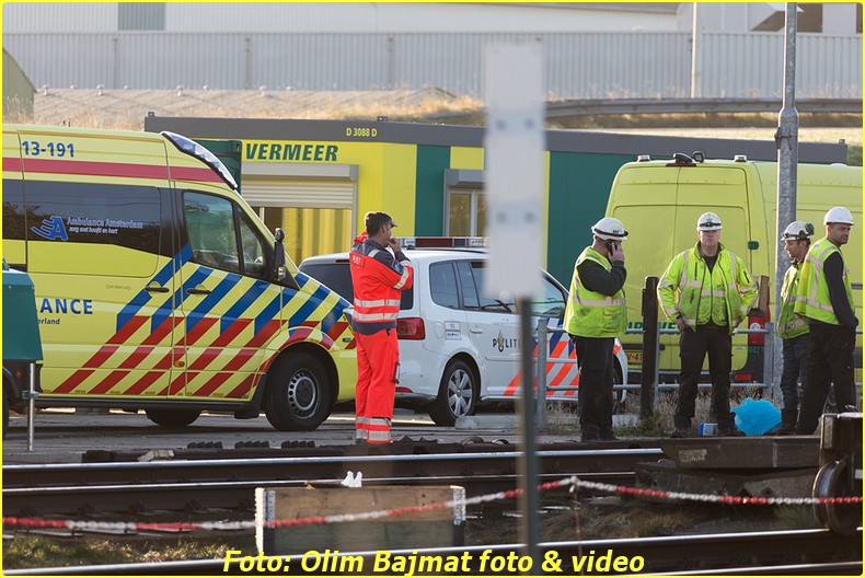 ZAANDAM - Een spoorwegwerker is zaterdagochtend gewond geraakt bij werkzaamheden langs het spoor nabij de Daam Schijfweg in Zaandam. De man is tijdens onderhoudswerkzaamheden met zijn been bekneld komen te zitten onder spoorrails en moest met behulp van een kraan worden bevrijd. De man is met spoed overgebracht naar het ziekenhuis. De hulpdiensten waren massaal uitgerukt waaronder ook een traumahelikopter. NOVUM COPYRIGHT OLIM BAJMAT