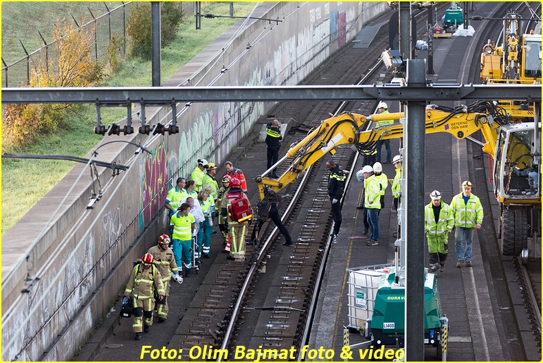 ZAANDAM - Een spoorwegwerker is zaterdagochtend gewond geraakt bij werkzaamheden langs het spoor nabij de Daam Schijfweg in Zaandam. De man is tijdens onderhoudswerkzaamheden met zijn been bekneld komen te zitten onder spoorrails en moest met behulp van een kraan worden bevrijd. De man is met spoed overgebracht naar het ziekenhuis. De hulpdiensten waren massaal uitgerukt waaronder ook een traumahelikopter. NOVUM COPYRIGHT OLIM BAJMAT