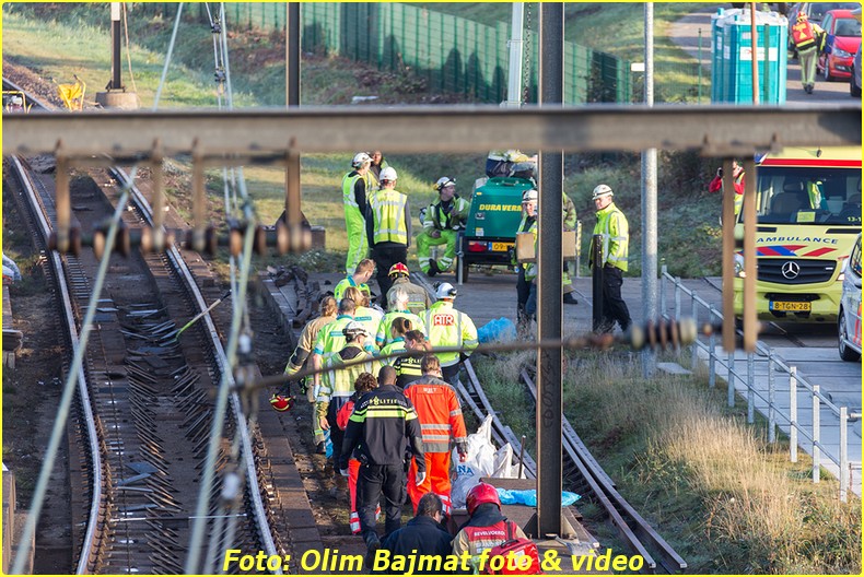 ZAANDAM - Een spoorwegwerker is zaterdagochtend gewond geraakt bij werkzaamheden langs het spoor nabij de Daam Schijfweg in Zaandam. De man is tijdens onderhoudswerkzaamheden met zijn been bekneld komen te zitten onder spoorrails en moest met behulp van een kraan worden bevrijd. De man is met spoed overgebracht naar het ziekenhuis. De hulpdiensten waren massaal uitgerukt waaronder ook een traumahelikopter. NOVUM COPYRIGHT OLIM BAJMAT