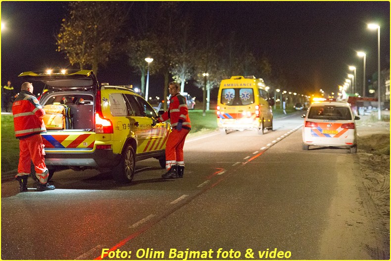 AMSTERDAM - Een voorbijganger heeft vannacht een man uit het water geredt op de Bert Haanstrakade op IJburg in Amsterdam. De hulpdiensten, waaronder ook een traumateam, werden omstreeks 01:50 uur gealarmeerd. Zowel het slachtoffer als de redder zijn beiden per ambulance overgebracht naar het ziekenhuis. Hoe het slachtoffer te water is geraakt is onbekend. COPYRIGHT OLIM BAJMAT