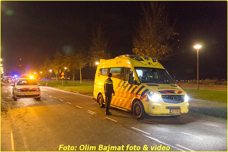 AMSTERDAM - Een voorbijganger heeft vannacht een man uit het water geredt op de Bert Haanstrakade op IJburg in Amsterdam. De hulpdiensten, waaronder ook een traumateam, werden omstreeks 01:50 uur gealarmeerd. Zowel het slachtoffer als de redder zijn beiden per ambulance overgebracht naar het ziekenhuis. Hoe het slachtoffer te water is geraakt is onbekend. COPYRIGHT OLIM BAJMAT