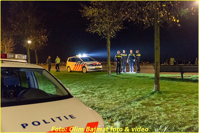 AMSTERDAM - Een voorbijganger heeft vannacht een man uit het water geredt op de Bert Haanstrakade op IJburg in Amsterdam. De hulpdiensten, waaronder ook een traumateam, werden omstreeks 01:50 uur gealarmeerd. Zowel het slachtoffer als de redder zijn beiden per ambulance overgebracht naar het ziekenhuis. Hoe het slachtoffer te water is geraakt is onbekend. COPYRIGHT OLIM BAJMAT