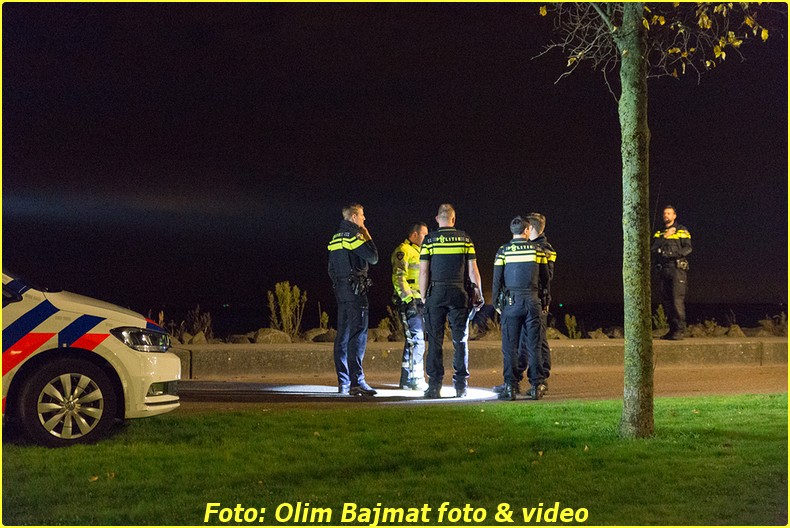 AMSTERDAM - Een voorbijganger heeft vannacht een man uit het water geredt op de Bert Haanstrakade op IJburg in Amsterdam. De hulpdiensten, waaronder ook een traumateam, werden omstreeks 01:50 uur gealarmeerd. Zowel het slachtoffer als de redder zijn beiden per ambulance overgebracht naar het ziekenhuis. Hoe het slachtoffer te water is geraakt is onbekend. COPYRIGHT OLIM BAJMAT