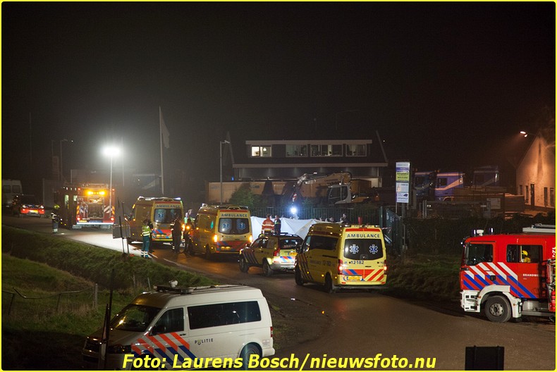 Spaarndam - Twee leden van het arrestatieteam zijn zwaargewond geraakt bij in de Inlaagpolder in Spaarndam. Explosieven die worden gebruikt bij acties zijn afgegaan. De explosieveven bevonden zich in of rond de auto. Rond kwart over zes vond de explosie plaats, vlak achter de A9. Het MMT kwam ter plaatse en de slachtoffers zijn met spoed naar het ziekenhuis gebracht. Een van hen verkeert in levensgevaar. De voorlichter van de politie kon nog niet bevestigen of het tijdens een inzet is gebeurd.