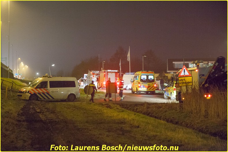 Spaarndam - Twee leden van het arrestatieteam zijn zwaargewond geraakt bij in de Inlaagpolder in Spaarndam. Explosieven die worden gebruikt bij acties zijn afgegaan. De explosieveven bevonden zich in of rond de auto. Rond kwart over zes vond de explosie plaats, vlak achter de A9. Het MMT kwam ter plaatse en de slachtoffers zijn met spoed naar het ziekenhuis gebracht. Een van hen verkeert in levensgevaar. De voorlichter van de politie kon nog niet bevestigen of het tijdens een inzet is gebeurd.