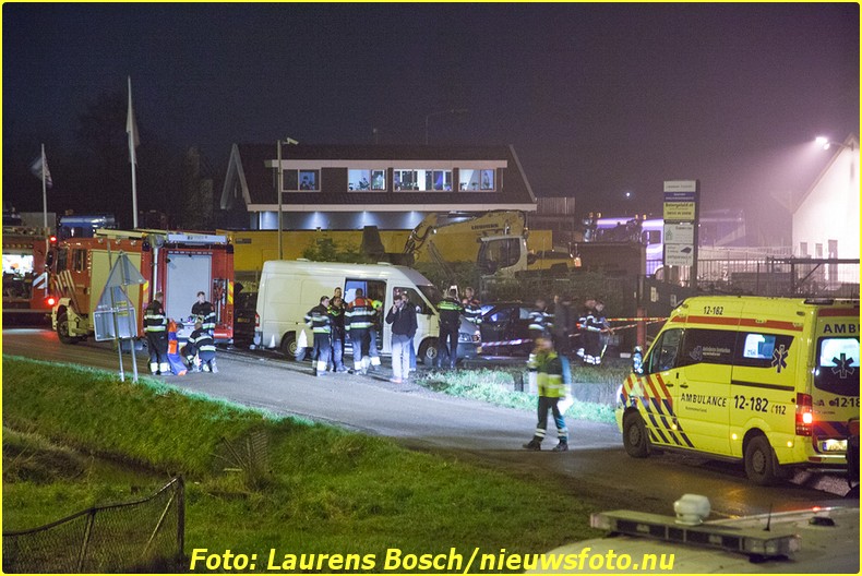 Spaarndam - Twee leden van het arrestatieteam zijn zwaargewond geraakt bij in de Inlaagpolder in Spaarndam. Explosieven die worden gebruikt bij acties zijn afgegaan. De explosieveven bevonden zich in of rond de auto. Rond kwart over zes vond de explosie plaats, vlak achter de A9. Het MMT kwam ter plaatse en de slachtoffers zijn met spoed naar het ziekenhuis gebracht. Een van hen verkeert in levensgevaar. De voorlichter van de politie kon nog niet bevestigen of het tijdens een inzet is gebeurd.