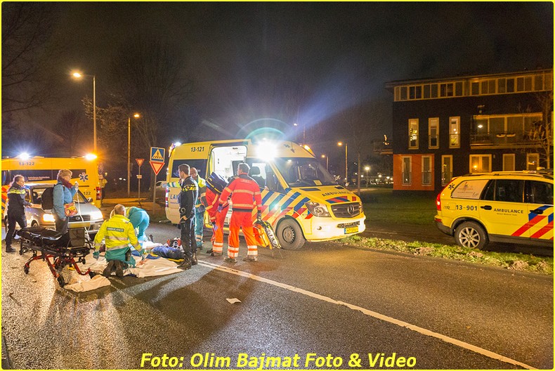AMSTERDAM - Een voetganger is zondagavond zwaargewond geraakt bij een aanrijding op de Werktuigstraat in Amsterdam-Noord. De man werd omstreeks 23:15 uur, ter hoogte van het zebrapad bij de Meteorenweg, geschept door een auto. Naast de politie kwamen ook twee ambulances en een traumateam ter plaatse. Het slachtoffer heeft ernstig hoofdletsel opgelopen en is met spoed overgebracht naar het ziekenhuis. De automobilist zou vanaf de Meteorenweg de Werktuigstraat opgedraaid zijn en heeft de voetganger niet gezien. De politie doet onderzoek naar de exacte toedracht tot het ongeval. COPYRIGHT OLIM BAJMAT