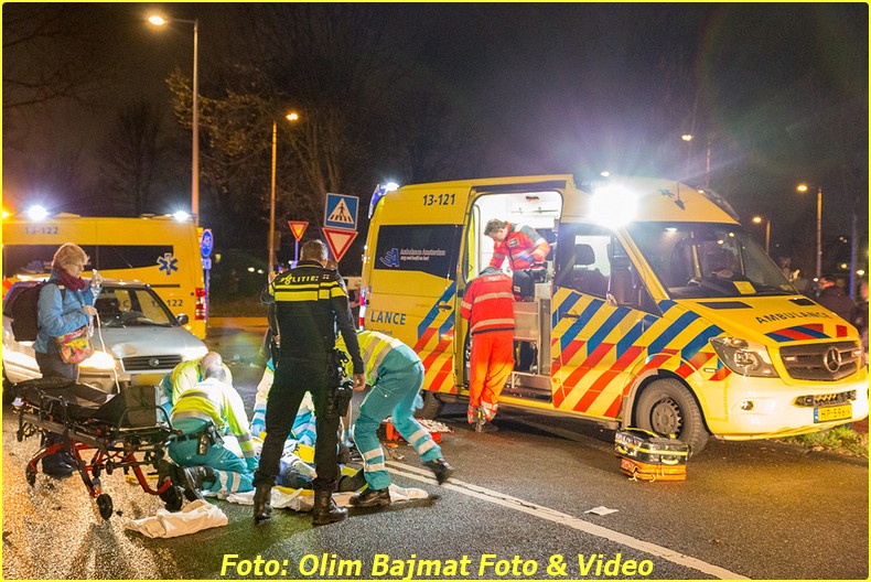 AMSTERDAM - Een voetganger is zondagavond zwaargewond geraakt bij een aanrijding op de Werktuigstraat in Amsterdam-Noord. De man werd omstreeks 23:15 uur, ter hoogte van het zebrapad bij de Meteorenweg, geschept door een auto. Naast de politie kwamen ook twee ambulances en een traumateam ter plaatse. Het slachtoffer heeft ernstig hoofdletsel opgelopen en is met spoed overgebracht naar het ziekenhuis. De automobilist zou vanaf de Meteorenweg de Werktuigstraat opgedraaid zijn en heeft de voetganger niet gezien. De politie doet onderzoek naar de exacte toedracht tot het ongeval. COPYRIGHT OLIM BAJMAT