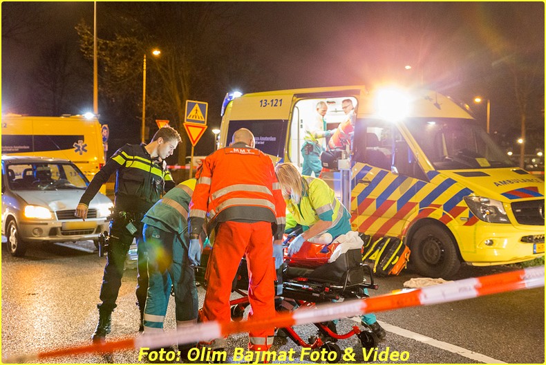 AMSTERDAM - Een voetganger is zondagavond zwaargewond geraakt bij een aanrijding op de Werktuigstraat in Amsterdam-Noord. De man werd omstreeks 23:15 uur, ter hoogte van het zebrapad bij de Meteorenweg, geschept door een auto. Naast de politie kwamen ook twee ambulances en een traumateam ter plaatse. Het slachtoffer heeft ernstig hoofdletsel opgelopen en is met spoed overgebracht naar het ziekenhuis. De automobilist zou vanaf de Meteorenweg de Werktuigstraat opgedraaid zijn en heeft de voetganger niet gezien. De politie doet onderzoek naar de exacte toedracht tot het ongeval. COPYRIGHT OLIM BAJMAT