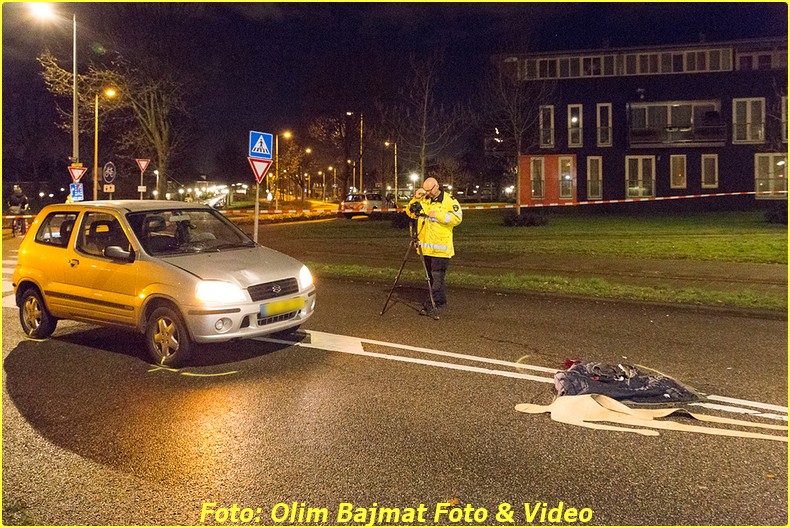 AMSTERDAM - Een voetganger is zondagavond zwaargewond geraakt bij een aanrijding op de Werktuigstraat in Amsterdam-Noord. De man werd omstreeks 23:15 uur, ter hoogte van het zebrapad bij de Meteorenweg, geschept door een auto. Naast de politie kwamen ook twee ambulances en een traumateam ter plaatse. Het slachtoffer heeft ernstig hoofdletsel opgelopen en is met spoed overgebracht naar het ziekenhuis. De automobilist zou vanaf de Meteorenweg de Werktuigstraat opgedraaid zijn en heeft de voetganger niet gezien. De politie doet onderzoek naar de exacte toedracht tot het ongeval. COPYRIGHT OLIM BAJMAT