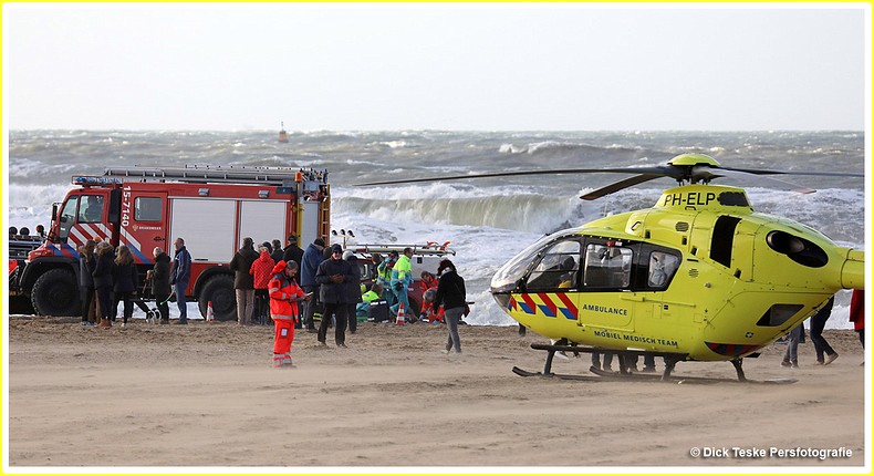 26-12-016. Scheveningen. Ongeval met kitesurfer op strand Scheveningen op Tweede Kerstdag. De kiter is al reanimerend door de hulpdiensten naar de boulevard gebracht en overgeladen in een ambulance om naar een ziekenhuis te worden vervoerd, er kwam ook een traumahelikopter ter plaatse. Foto Dick Teske