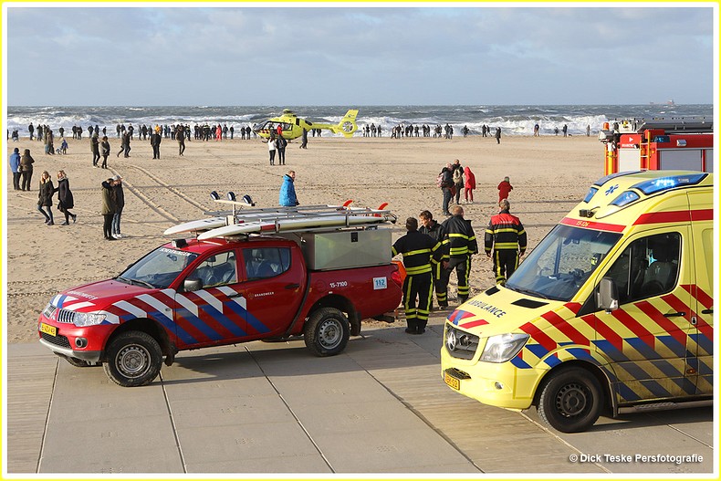 26-12-016. Scheveningen. Ongeval met kitesurfer op strand Scheveningen op Tweede Kerstdag. De kiter is al reanimerend door de hulpdiensten naar de boulevard gebracht en overgeladen in een ambulance om naar een ziekenhuis te worden vervoerd, er kwam ook een traumahelikopter ter plaatse. Foto Dick Teske