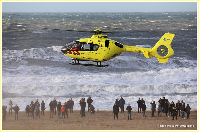 26-12-016. Scheveningen. Ongeval met kitesurfer op strand Scheveningen op Tweede Kerstdag. De kiter is al reanimerend door de hulpdiensten naar de boulevard gebracht en overgeladen in een ambulance om naar een ziekenhuis te worden vervoerd, er kwam ook een traumahelikopter ter plaatse. Foto Dick Teske