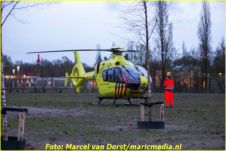 De truamhelikopter landde op een veldje vlabij het crematorium. Foto: Marcel van Dorst - MaRicMedia